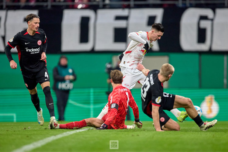 04.12.2024, Fußball, Männer, DFB-Pokal, Achtelfinale, 2024 2025, RB Leipzig - Eintracht Frankfurt