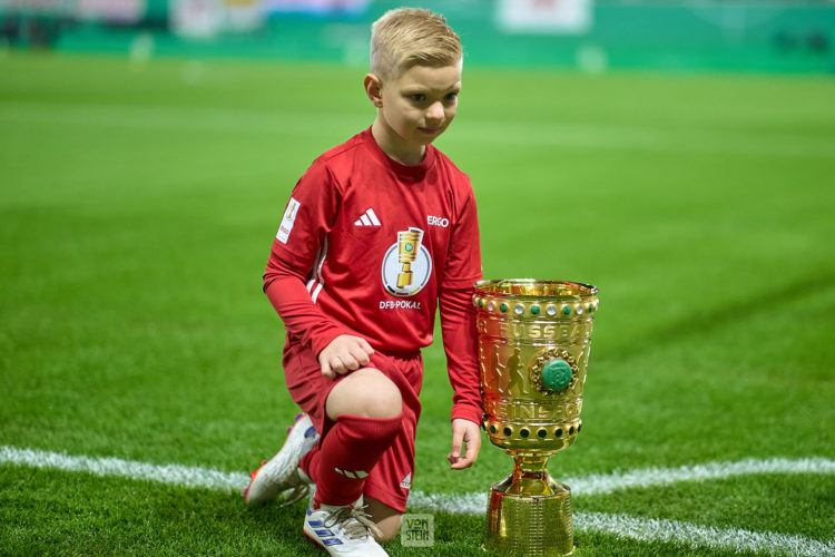 04.12.2024, Fußball, Männer, DFB-Pokal, Achtelfinale, 2024 2025, RB Leipzig - Eintracht Frankfurt