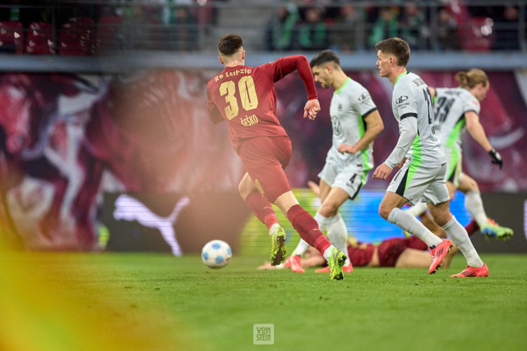 30.11.2024, Fußball, Männer, Bundesliga, 2024 2025, RB Leipzig - VfL Wolfsburg